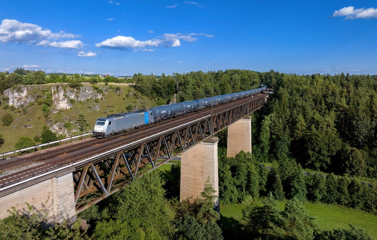 186 438 mit einem Kesselzug am 10.08.2023 bei Beratzhausen. 