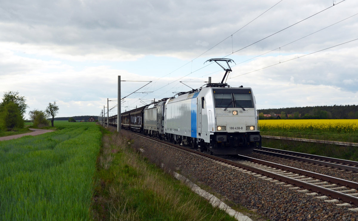 186 438 der Railpool führte am 25.04.20 einen Schiebewandwagen-Zug für die CFL Cargo durch Rodleben Richtung Roßlau. Hinter der Zuglok wurde 193 629 als Wagenlok mitgeschleppt.