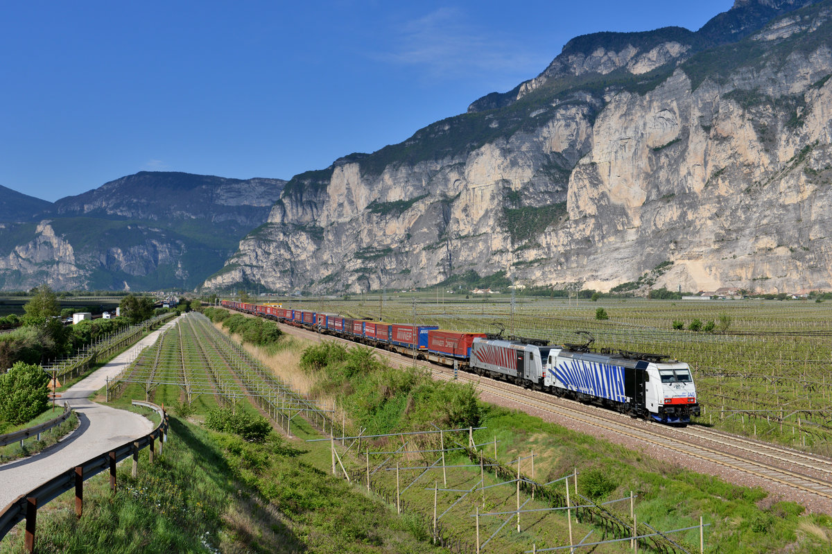 186 440 + 186 281 mit DGS 43138 am 20.04.2017 bei Salurn. 