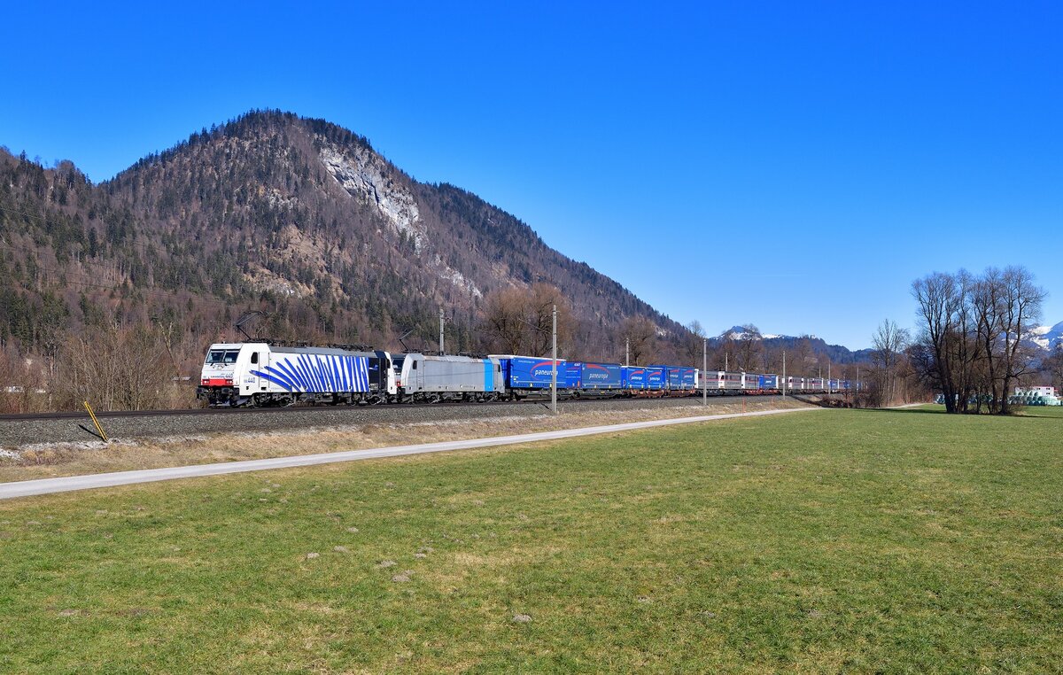 186 440 + 186 281 mit DGS 43821 am 14.02.2023 bei Schaftenau.