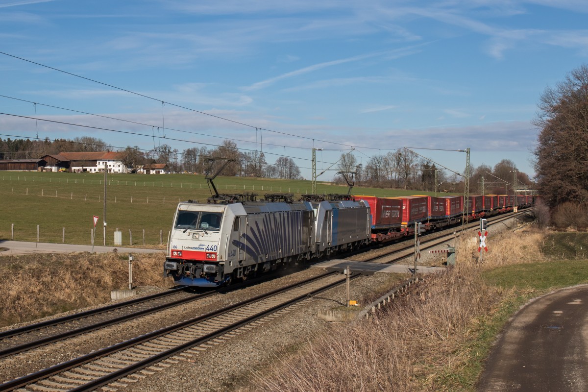 186 440 und 186 251 von Lokomotion mit einem KLV am 12. Februar 2016 bei Großkarolinenfeld.
