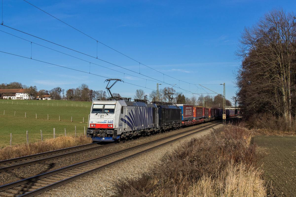 186 440 und 189 951 von Lokomotion mit einem KLV bei Großkarolinenfeld, aufgenommen am 10. Dezember 2016.