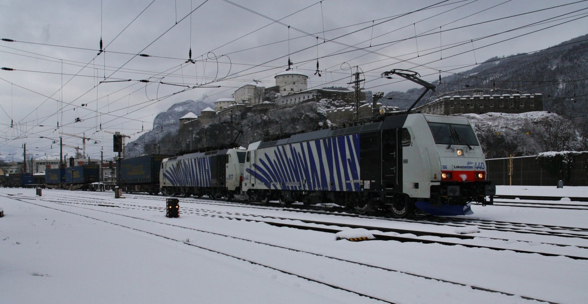 186 440-4 und 189 917-8 von Lokomotion sind am Nachmittag des 25.1.2015 mit einem KLV von Kufstein zum Brenner unterwegs.