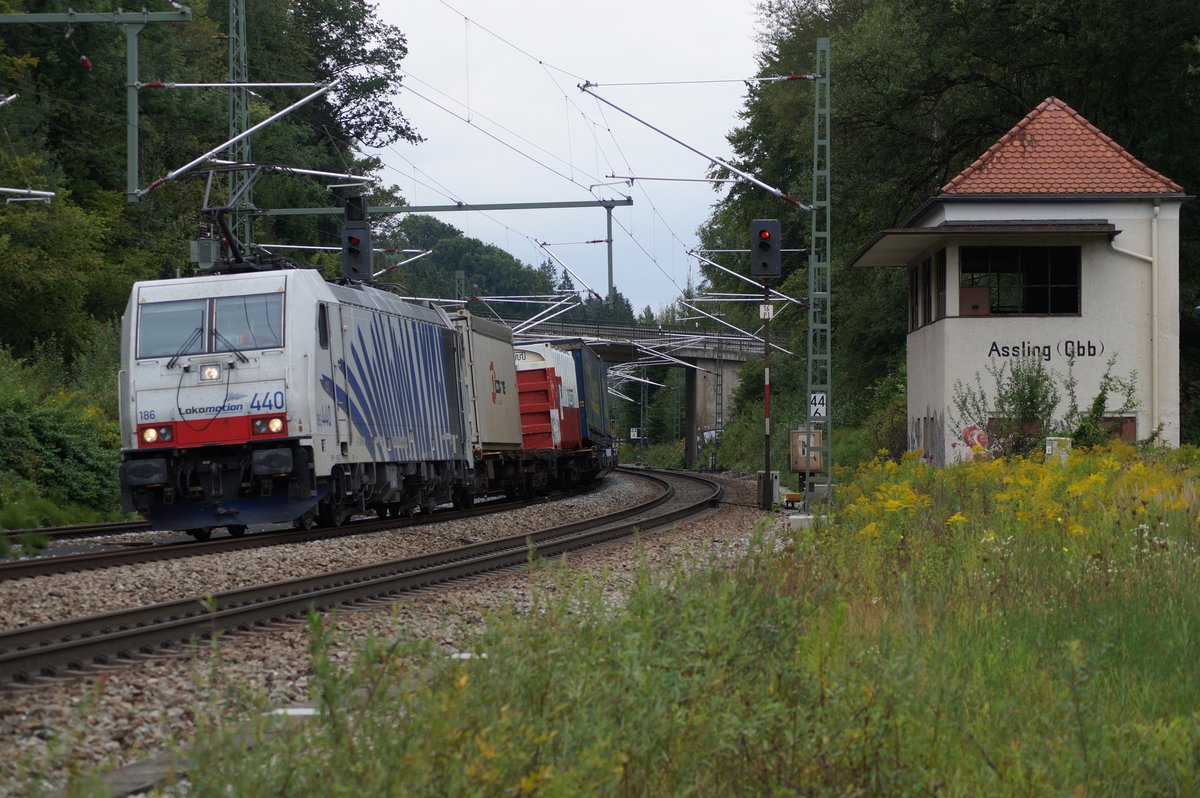 186 440 der Lokomotion mit Güterzug bei der Einfahrt in den Bahnhof Aßling (Strecke München-Rosenheim).
Aßling, 31.08.2017