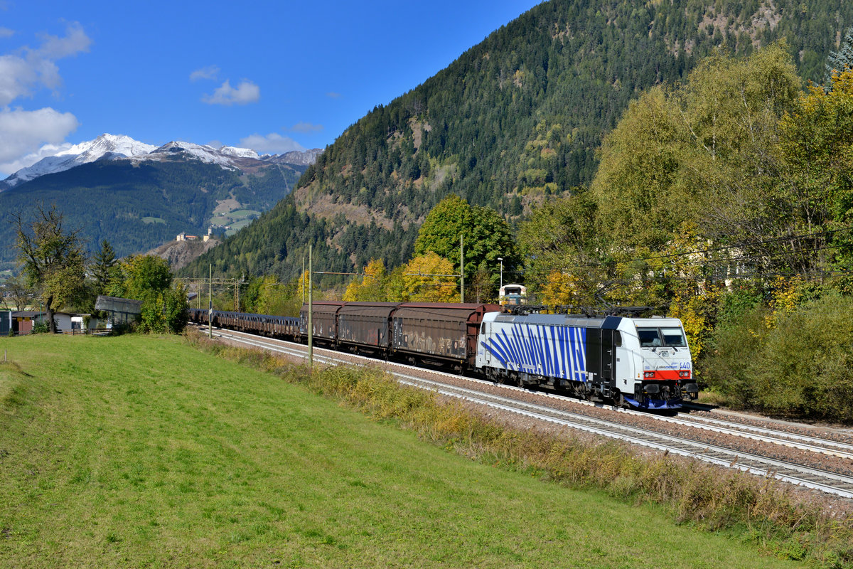 186 440 mit einem Güterzug am 12.10.2016 bei Campo di Trens. 