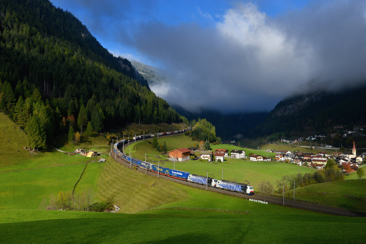 186 441 + 186 442 mit einem KLV am 07.10.2017 bei St. Jodok am Brenner.