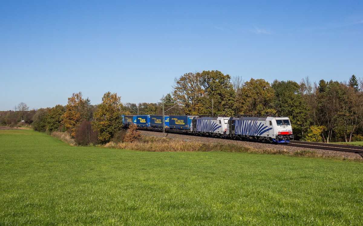 186 441 und 186 442 von Lokomotion fahren mit einem Walter-KLV bei Hilperting in Richtung Kufstein, aufgenommen am 17. Oktober 2017.