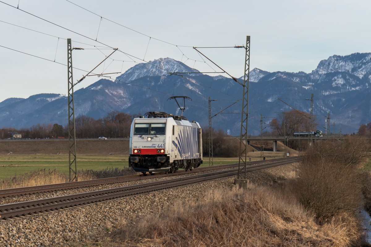 186 441 von Lokomotion als Lz am 12. Februar 2016 bei Bernau am Chiemsee.