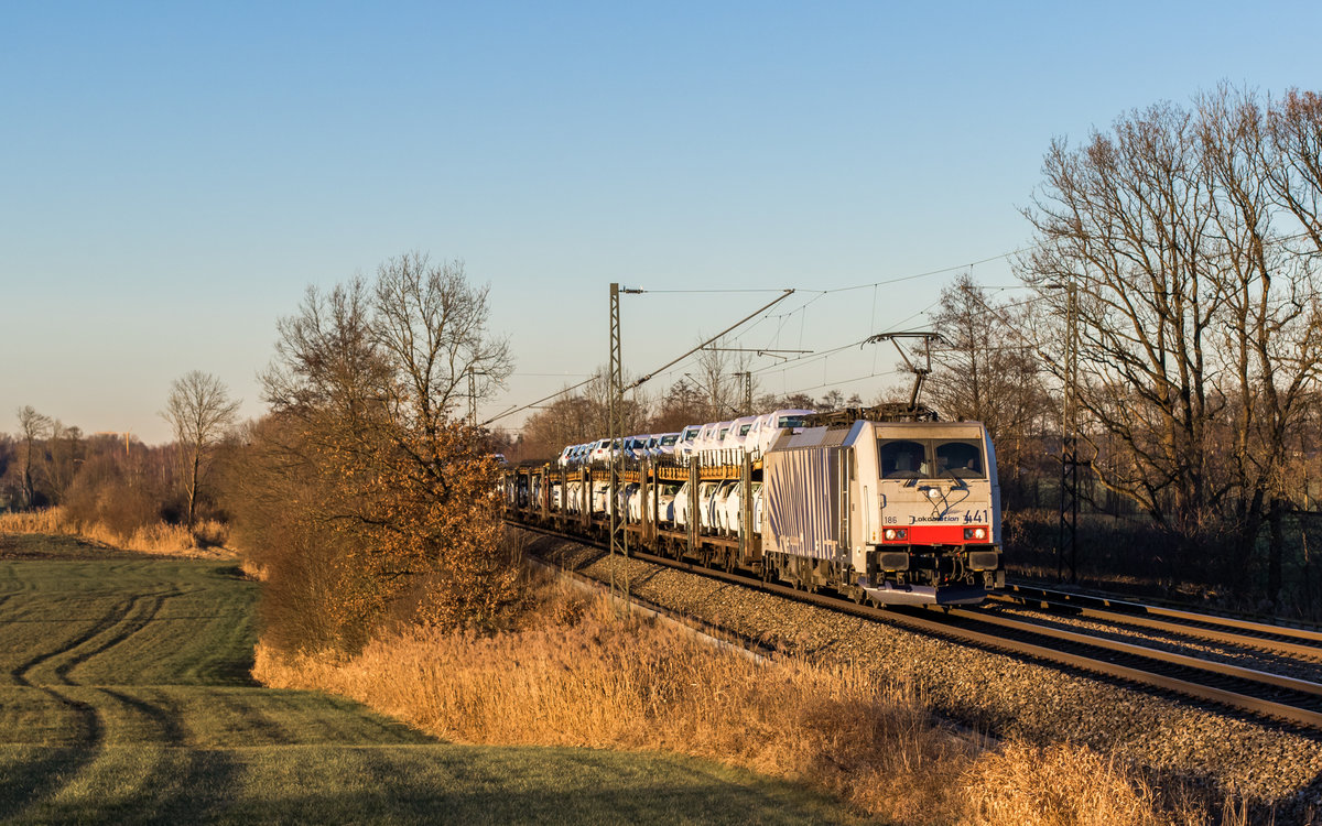 186 441 von Lokomotion fährt mit einem Autozug bei Hilperting in Richtung Kufstein, aufgenommen am 10. Dezember 2016.