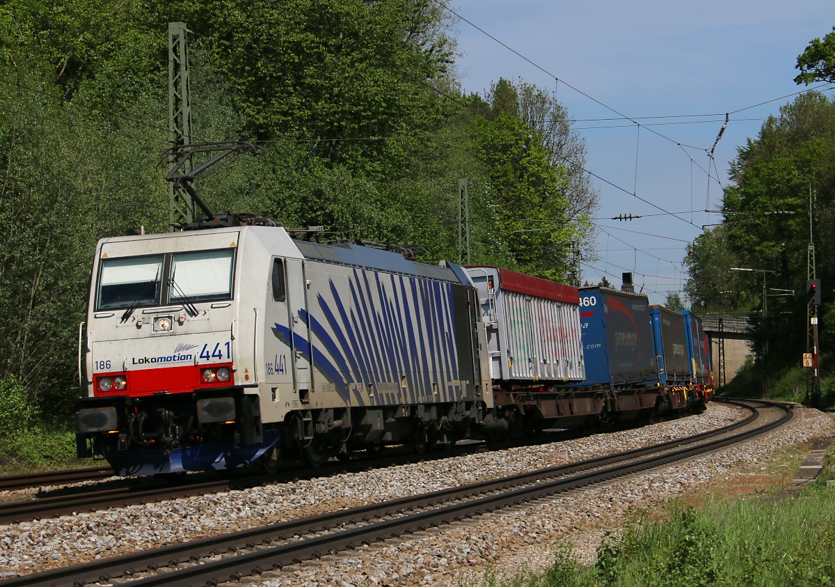 186 441 mit KLV-Zug in Fahrtrichtung Kufstein. Aufgenommen in Aßling am 08.05.2015.