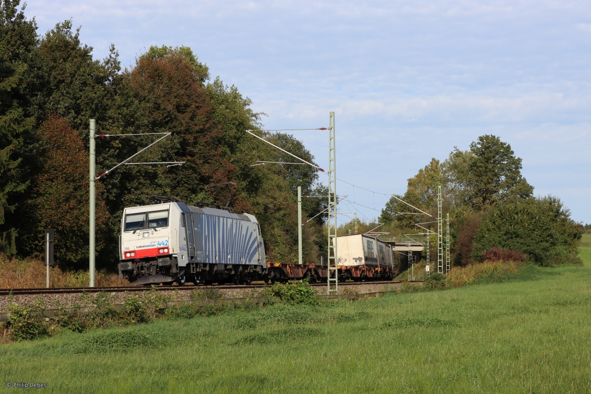 186 442-0 (Lokomotion) mit einem Güterzug in Ostermünchen, 12. Oktober 2023
