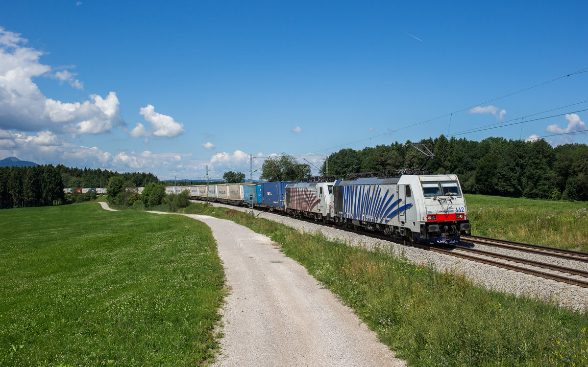 186 442 und 189 905 von Lokomotion fahren mit einem EKOL in Richtung Salzburg, aufgenommen bei Grabenstätt am 16. Juli 2017.