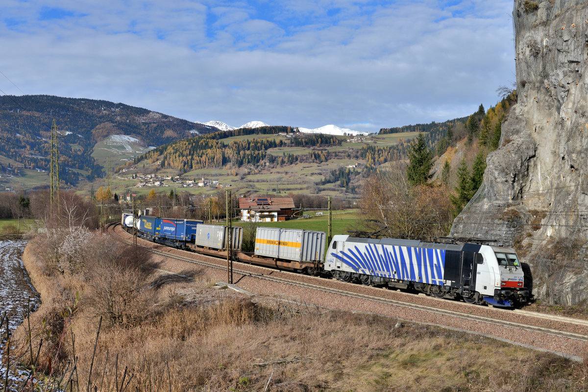 186 442 mit DGS 43125 am 15.11.2016 bei Sterzing. 