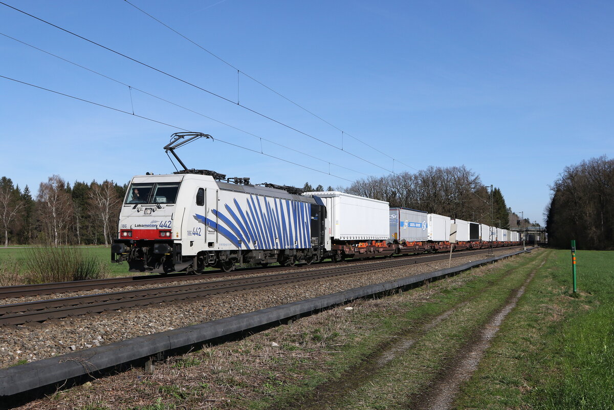 186 442 mit einem  KLV  aus München kommend am 20. März 2024 bei Brannenburg im Inntal.