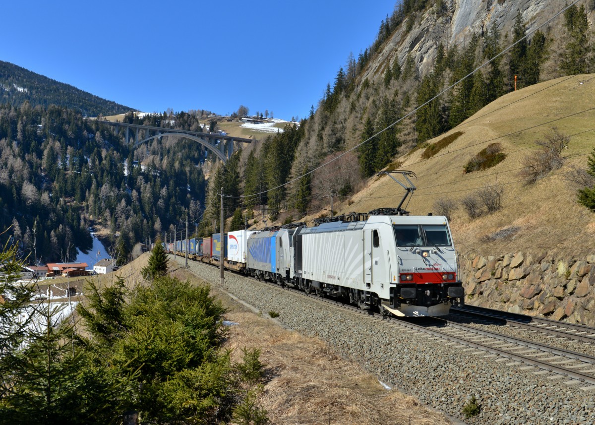 186 443 + 186 102 mit DGS 43125 am 18.03.2016 bei St. Jodok am Brenner. 