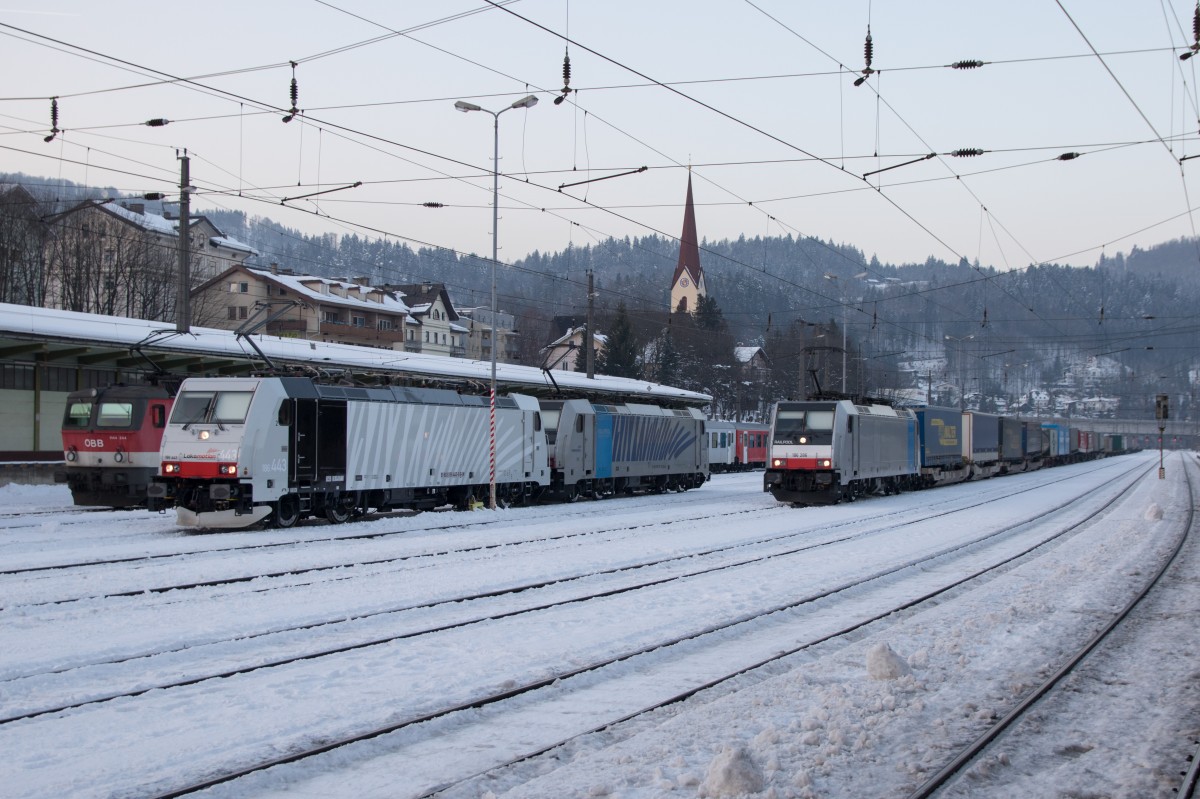 186 443 + 287 und 186 286 am 7. Februar 2015 in Kufstein.