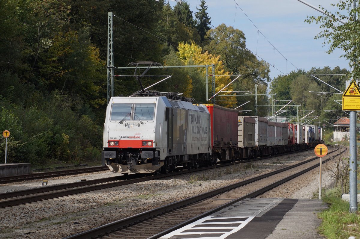 186 443 der Lokomotion mit Güterzug bei der Durchfahrt durch den Bahnhof Aßling nach Süden (Strecke München - Rosenheim). 22. September 2017