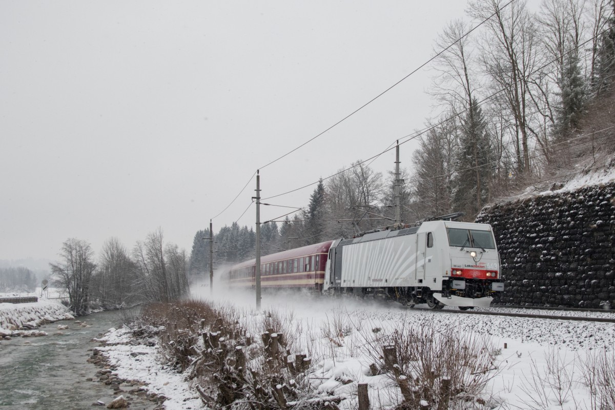 186 443 mit dem 13189 auf dem Weg nach Mallnitz, Winkl am 24. Januar 2015.