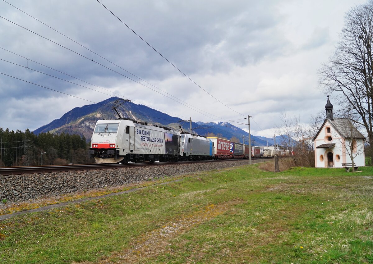 186 443  Traumjob Lokführer  und 186 288 mit einem gemischten KLV auf dem Weg Richtung Italien am 02.04.2023 bei der Hagauer Antoniuskapelle nahe Brixlegg.