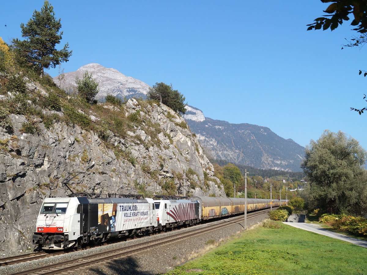 186 443  Traumjob: Volle Kraft voraus  und eine 189 mit einem ARS Altmann Autozug Richtung Italien bei Jenbach, 17.10.2018.