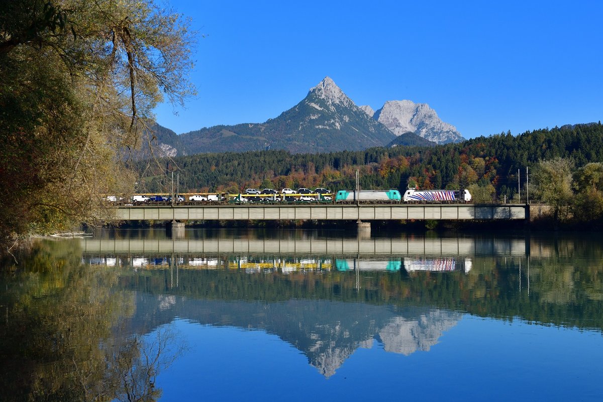 186 444 + 185 576 mit GAG 48865 am 26.10.2019 bei Kirchbichl.