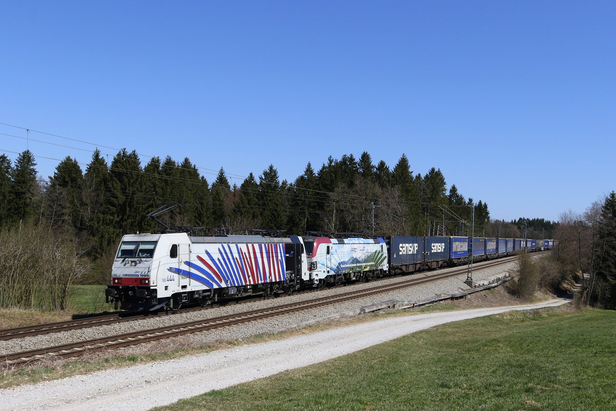 186 444 und 193 773 auf dem Weg nach München. Aufgenommen am 6. April 2020 bei Grabenstätt im Chiemgau.