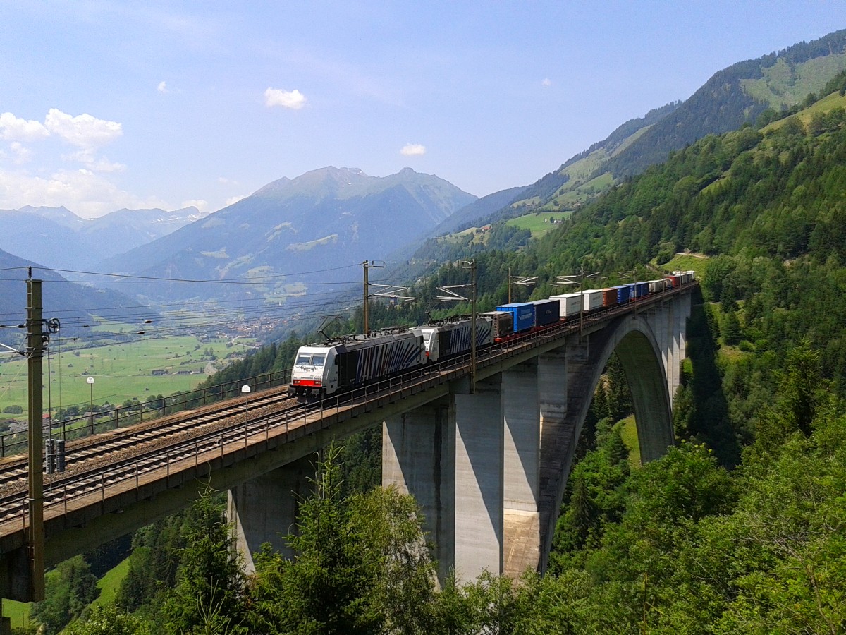 186 444 (Blau-Rotes Zebra) und 189 XXX von Lokomotion am 5.7.2015 mit einem Güterzug auf der Pfaffenberg-Zwenberg-Brücke.