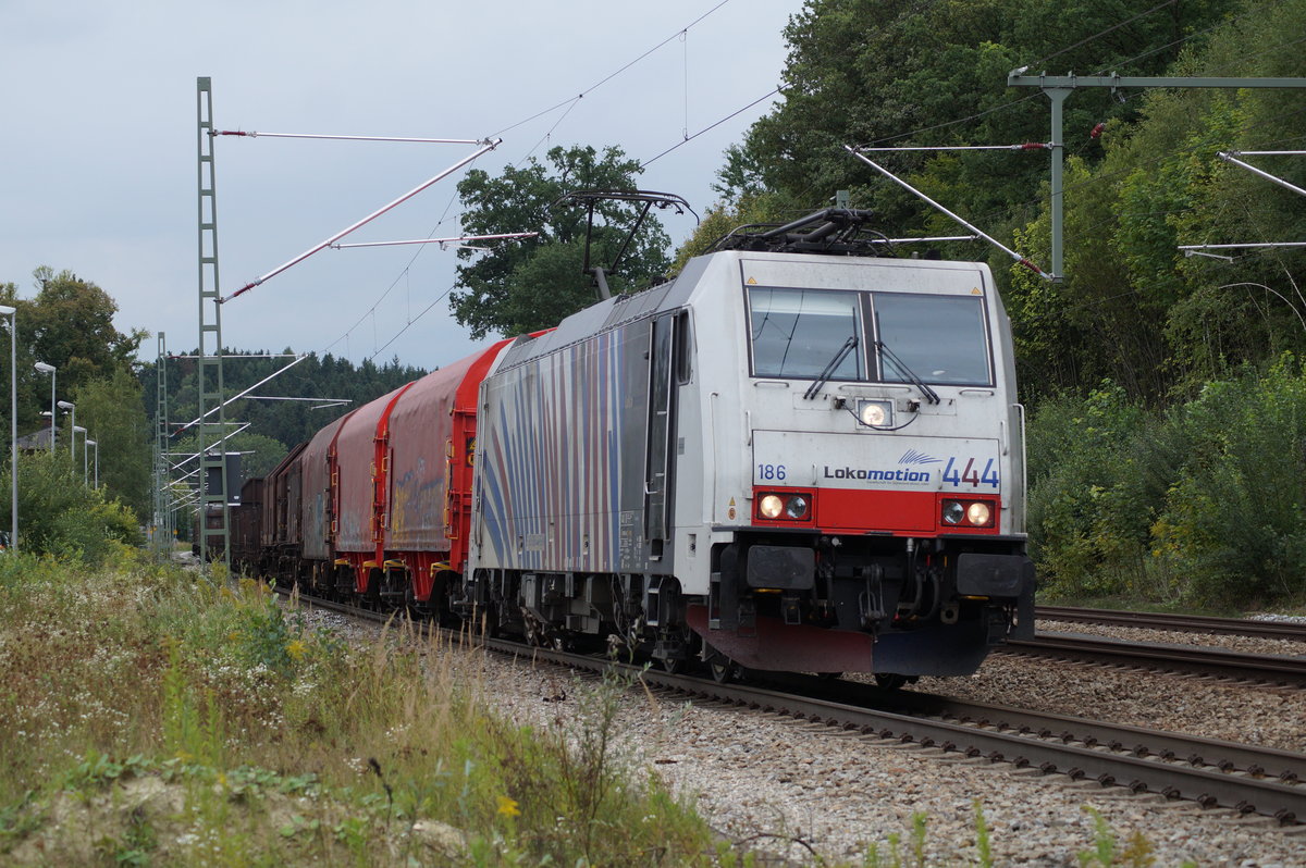 186 444 der Lokomotion mit Güterzug bei der Durchfahrt durch den Bahnhof Aßling (Strecke Rosenheim-München).
Aßling, 31.08.2017