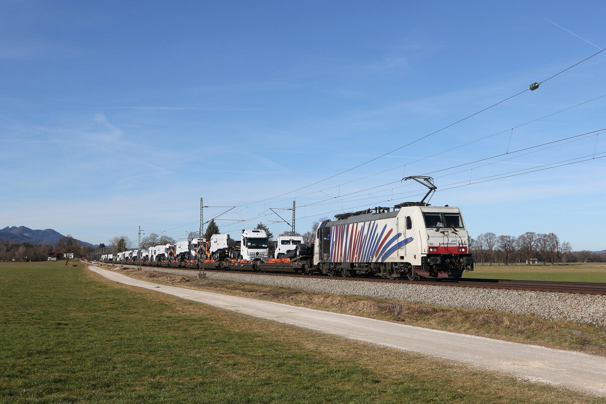 186 444 mit  LKW-Zugmaschinen  auf dem Weg nach Salzburg am 21. Februar 2023 bei Übersee am Chiemsee.