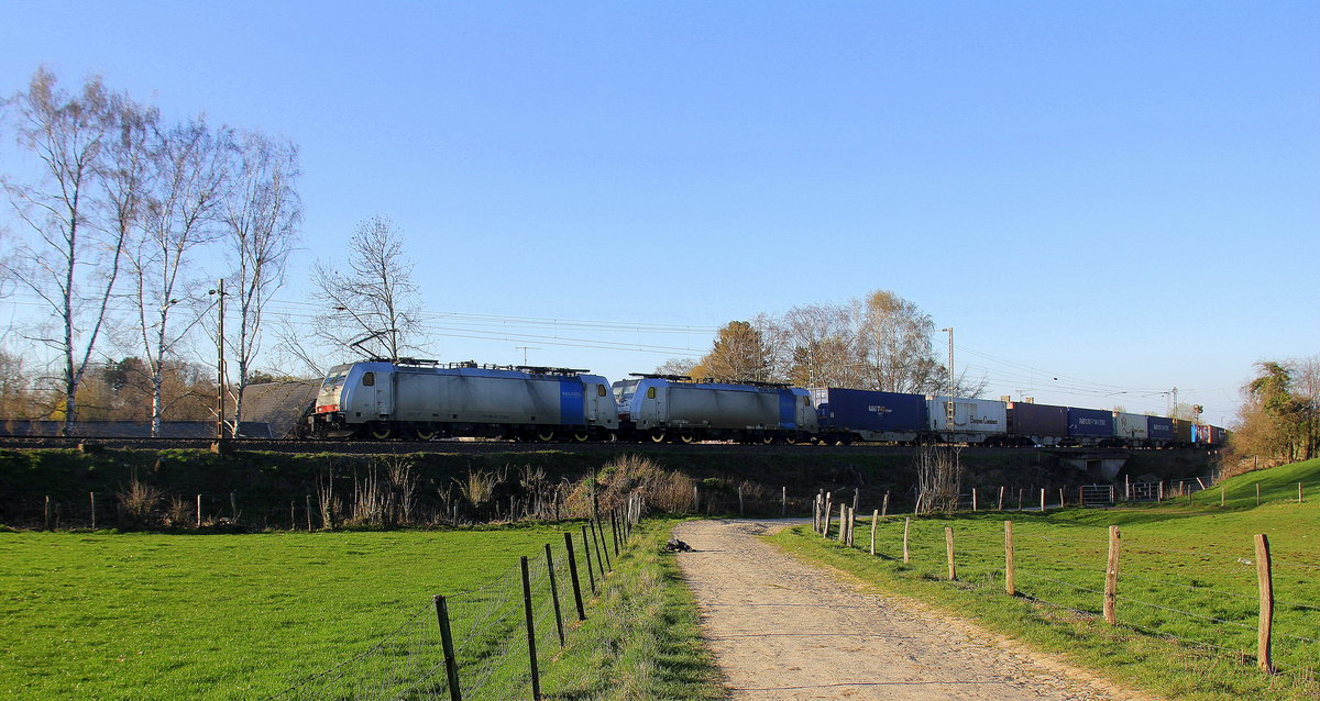 186 445-3 und 186 446-1 beide von Lineas/Railpool  kommen die Gemmenicher-Rampe hochgefahren aus Richtung Aachen-West mit einem schweren Continerzug aus Milano-Smistamento(I) nach Zeebrugge-Bundel-Ramskapelle(B) und fuhren gleich in den  Gemmenicher-Tunnel hinein. Aufgenommen von einem Weg in Reinartzkehl. 
Bei schönem Frühlingswetter am Nachmittag vom 29.3.2019. 