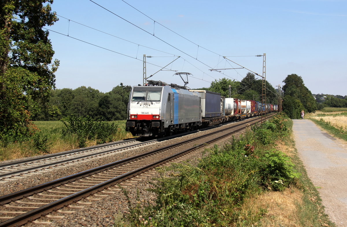 186 445-3 von Lineas/Railpool kommt aus Richtung Aachen-West und fährt die Gemmenicher-Rampe hochgefahren mit einem langen Containerzug aus Gallarate(I) nach Antwerpen-Oorderen(B) und fährt in Richtung Montzen/Belgien. 
Aufgenommen an der Montzenroute am Gemmenicher-Weg.
Bei Sommerwetter am Nachmittag vom 5.8.2018. 