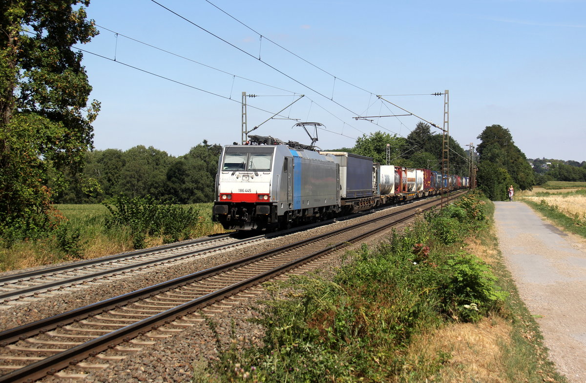186 445-3 von Lineas/Railpool kommt aus Richtung Aachen-West und fährt die Gemmenicher-Rampe hochgefahren mit einem langen Containerzug aus Gallarate(I) nach Antwerpen-Oorderen(B) und fährt in Richtung Montzen/Belgien. 
Aufgenommen an der Montzenroute am Gemmenicher-Weg.
Bei Sommerwetter am Nachmittag vom 5.8.2018. 
