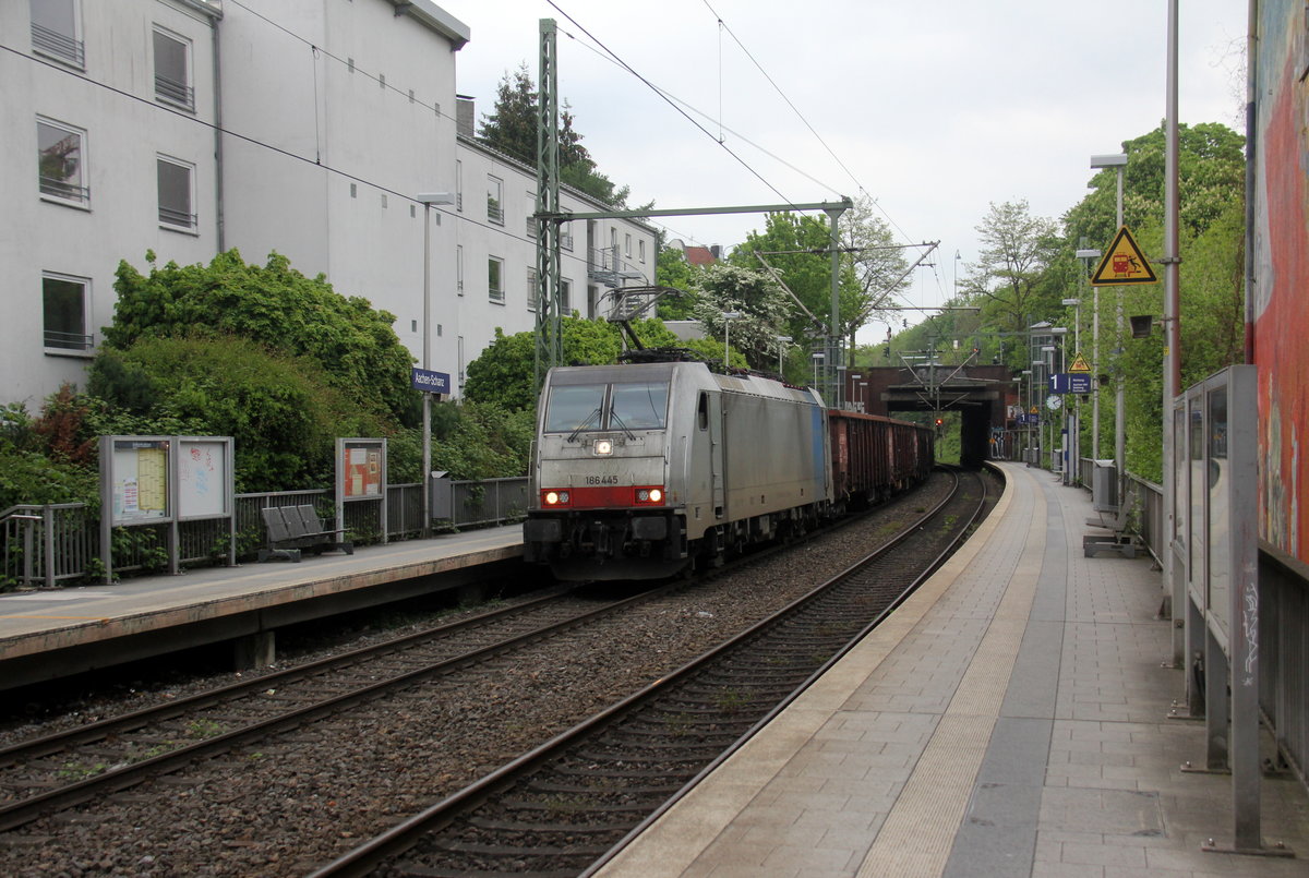 186 445-3 von Lineas/Railpool kommt aus Richtung Köln,Aachen-Hbf und fährt durch Aachen-Schanz mit einem Schrottzug aus Köln-Kalk(D) nach Genk-Goederen(B) und fährt in Richtung Aachen-West. 
Aufgenommen vom Bahnsteig von Aachen-Schanz.
Am Nachmittag vom 3.5.2019.