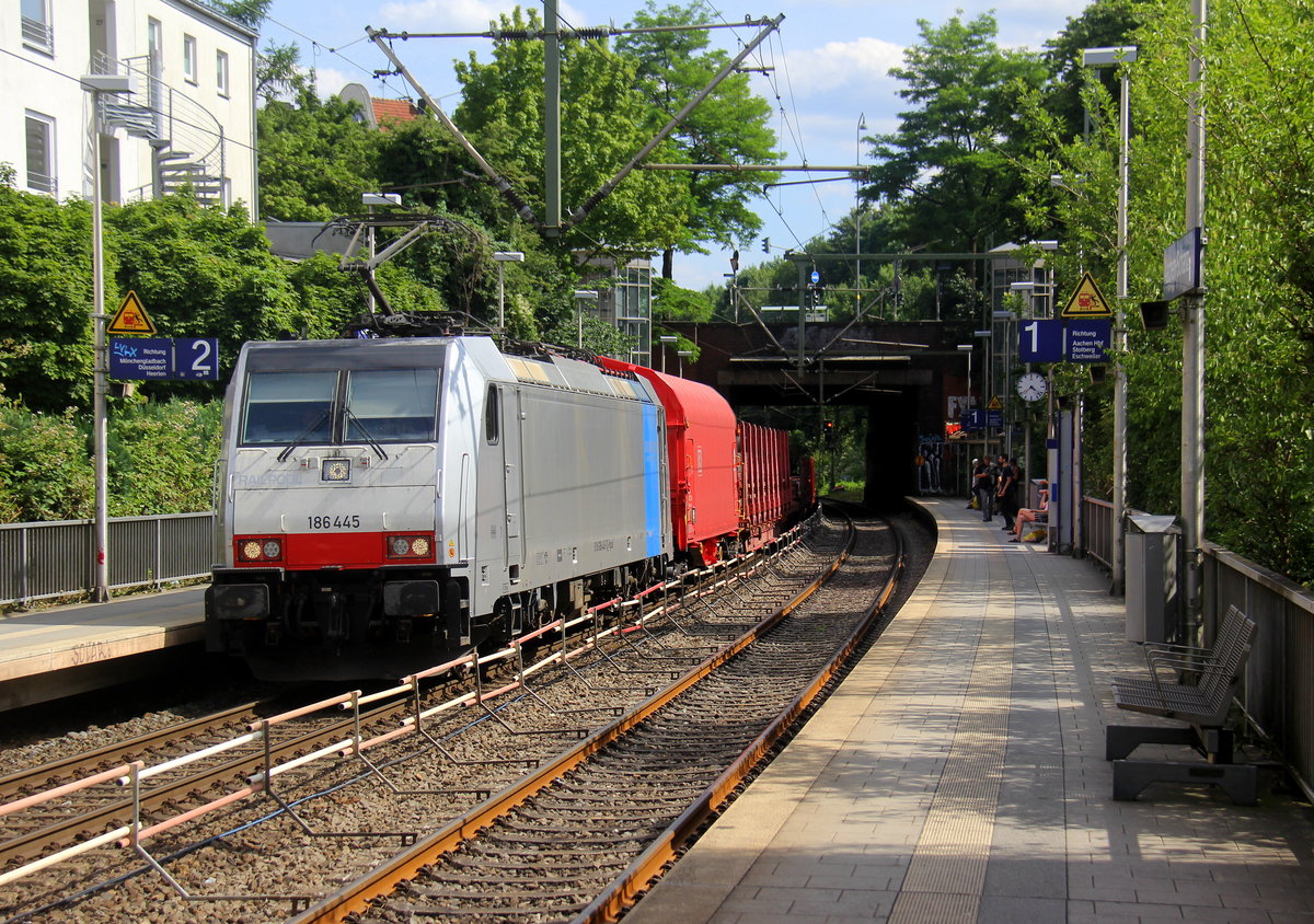 186 445-3 von Lineas/Railpool kommt aus Richtung Köln,Aachen-Hbf und fährt durch Aachen-Schanz mit einem Güterzug aus Köln-Gremberg(D) nach Antwerpen-Noord(B) und fährt in Richtung Aachen-West. 
Aufgenommen vom Bahnsteig von Aachen-Schanz.
Bei Sommerwetter am Nachmittag vom 24.6.2019.