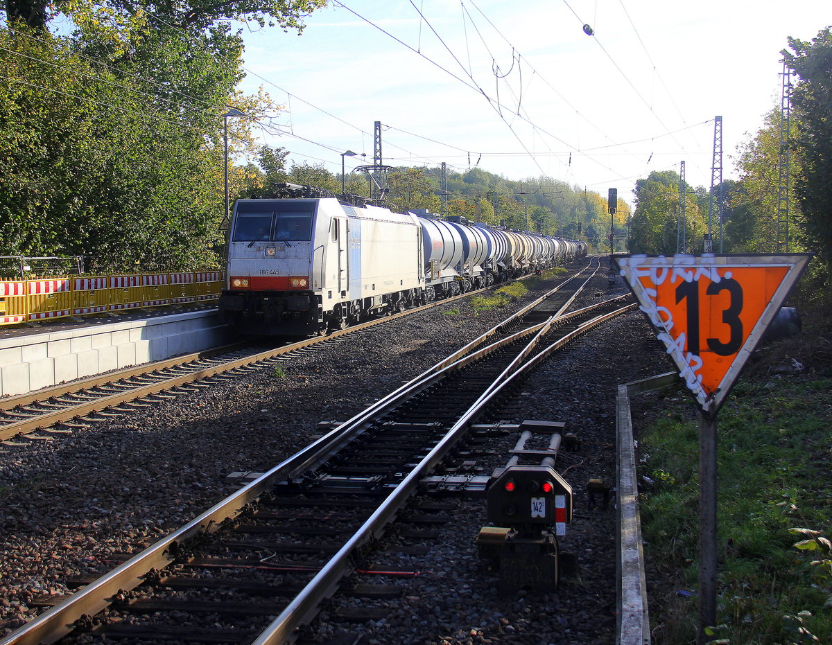 186 445-3 von Lineas/Railpool   kommt durch Kohlscheid aus Richtung Aachen-West mit einem langen Kesselzug aus Antwerpen-Kanaaldok(B) nach Millingen-Solvay(D) Laurensberg,Richterich und fährt durch Kohlscheid in Richtung Herzogenrath,Hofstadt,Finkenrath,Rimburg,Übach-Palenberg,Zweibrüggen,Frelenberg,Geilenkirchen,Süggerath,Lindern,Brachelen,Hückelhoven-Baal,Baal,Erkelenz,Herrath,Beckrath,Wickrath,Rheydt. 
Aufgenommen vom Bahnsteig 2 in Kohlscheid.
Bei schönem Herbstwetter am Nachmittag vom 15.10.2018.