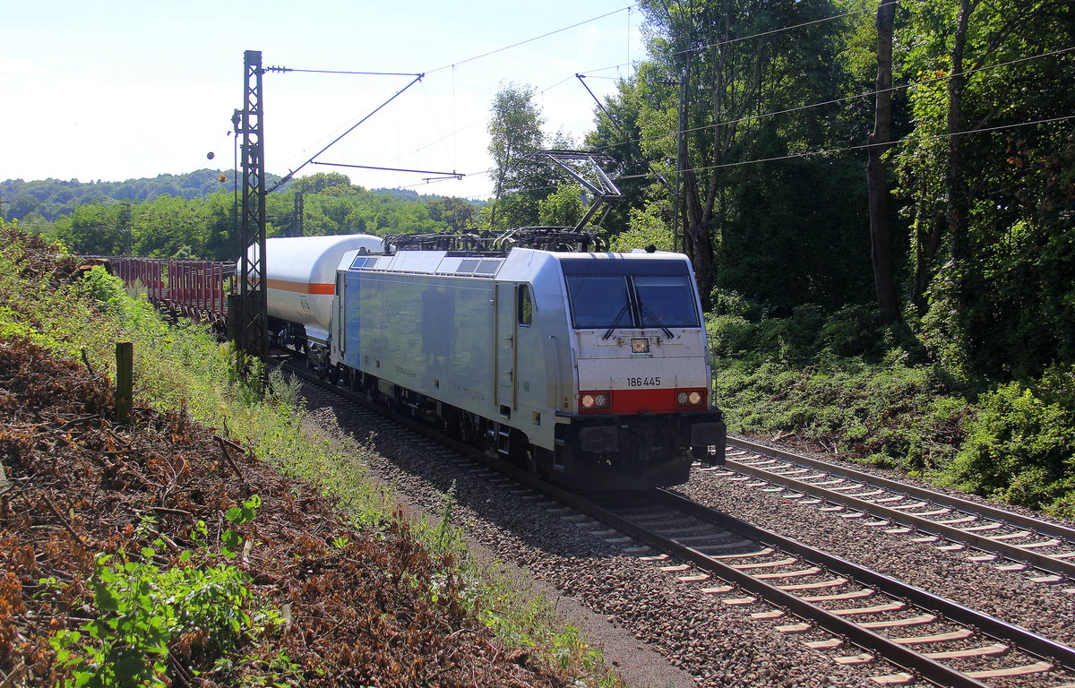 186 445-3 von Lineas/Railpool kommt die Gemmenicher-Rampe herunter nach Aachen-West mit einem Güterzug aus Antwerpen-Noord(B) nach Köln-Gremberg(D). 
Aufgenommen an der Montzenroute am Gemmenicher-Weg. 
Bei Sommerwetter am Nachmittag vom 27.7.2018.