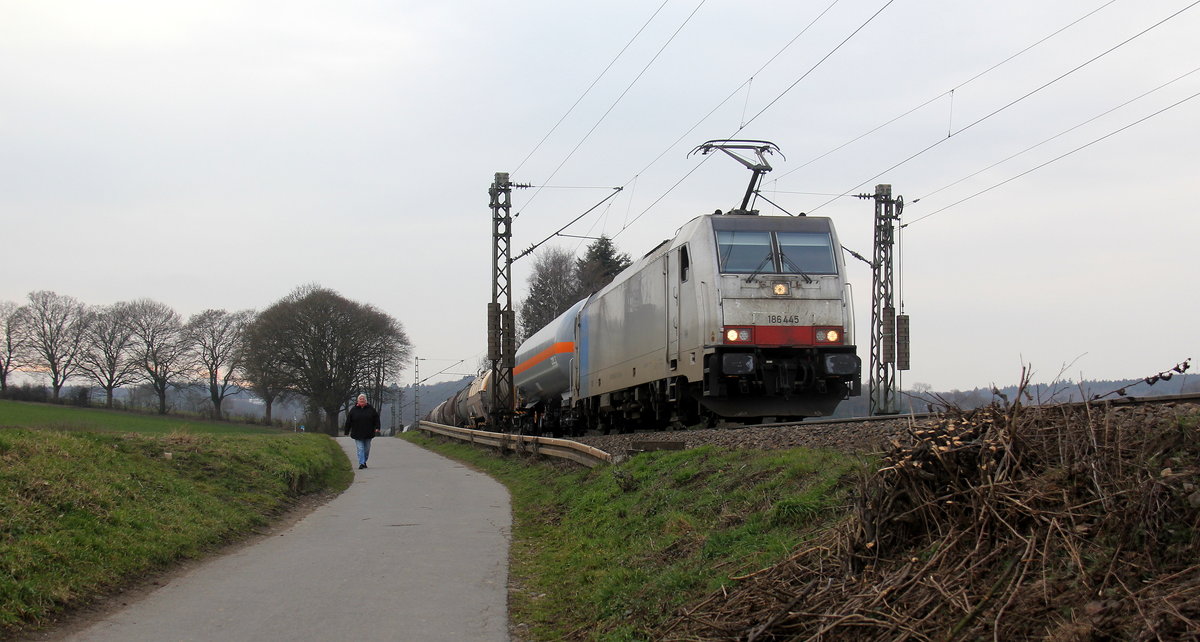186 445-3 von Lineas/Railpool kommt die Gemmenicher-Rampe herunter nach Aachen-West mit einem gemischten Güterzug aus Antwerpen-Noord(B) nach Köln-Gremberg(D). 
Aufgenommen an der Montzenroute am Gemmenicher-Weg. 
Bei Sonne und Regenwolken am Nachmittag vom 21.2.2019.