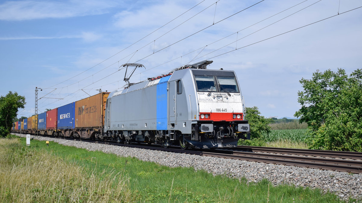 186 445 am 16.06.2018 mit einem Containerzug auf der Fahrt von Zeebrugge nach Milano, ihr Zwischenziel Basel hat sie mit dem durchfahren von Buggingen fast erreicht.