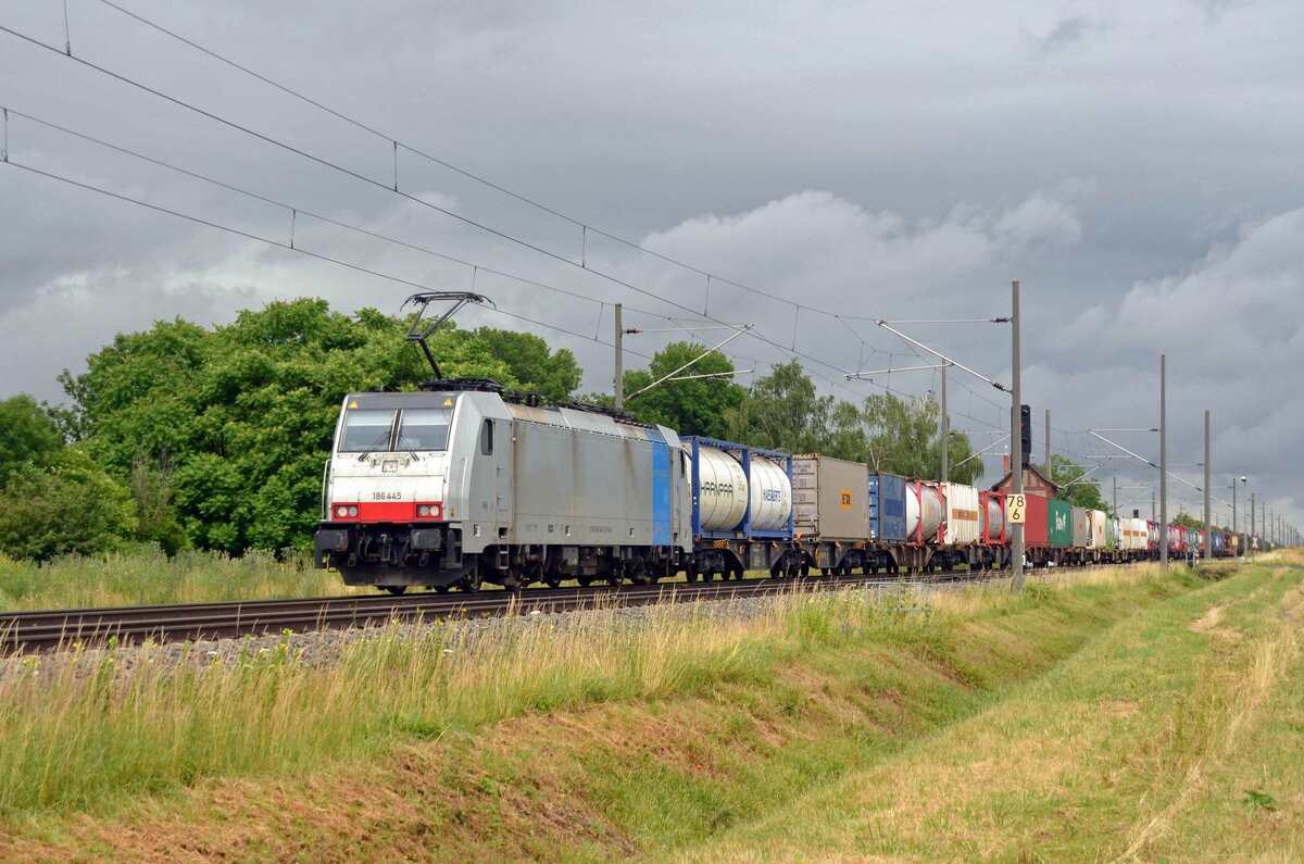 186 445 der railpool führte am 30.06.21 für ihren Mieter Lineas einen gemischten Güterzug, welcher fast nur aus Containern bestand, durch Braschwitz Richtung Halle(S).