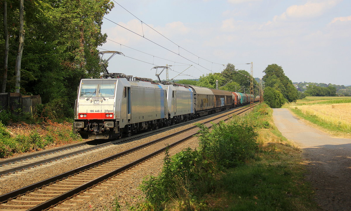 186 446-1 und 186 451-1 beide  von Lineas/Railpool kommen die Gemmenicher-Rampe hochgefahren aus Richtung Aachen-West mit einem schweren gemischten Güterzug aus Köln-Gremberg nach Antwerpen-Noord(B) und fahren in Richtung Gemmenicher-Tunnel,Botzelaer(B),Gemmenich(B),Nouvelaer(B),Moresnet(B),Moresnet-Chapelle(B),Montzen(B). Aufgenommen an der Montzenroute am Gemmenicher-Weg.
Bei Sommerwetter am Nachmittag vom 22.7.2018.