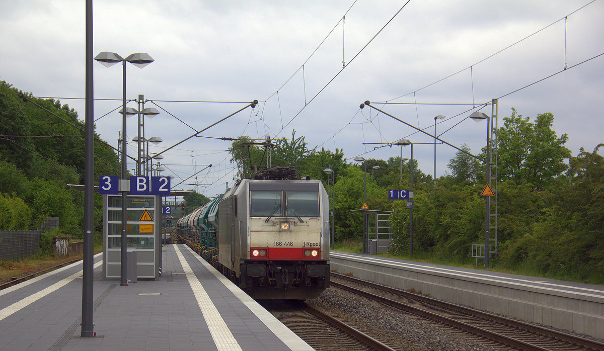 186 446-1 von Lineas/Railpool kommt aus Aachen-West,Laurensberg,Richterich,Kohlscheid mit einem schweren Kalkzug aus Hermalle-Huy(B) nach Oberhausen-West(D) und kommt aus ,Herzogenrath,Übach-Palenberg,Zweibrüggen,Frelenberg und fährt durch Geilenkirchen in Richtung Süggerath,Lindern,Brachelen,Hückelhoven-Baal,Baal,Erkelenz,Herrath,Beckrath,Wickrath. 
Aufgenommen vom Bahnsteig 2 in Geilenkirchen. 
Bei Sonne und Wolken am Mittag vom 30.5.2019. 