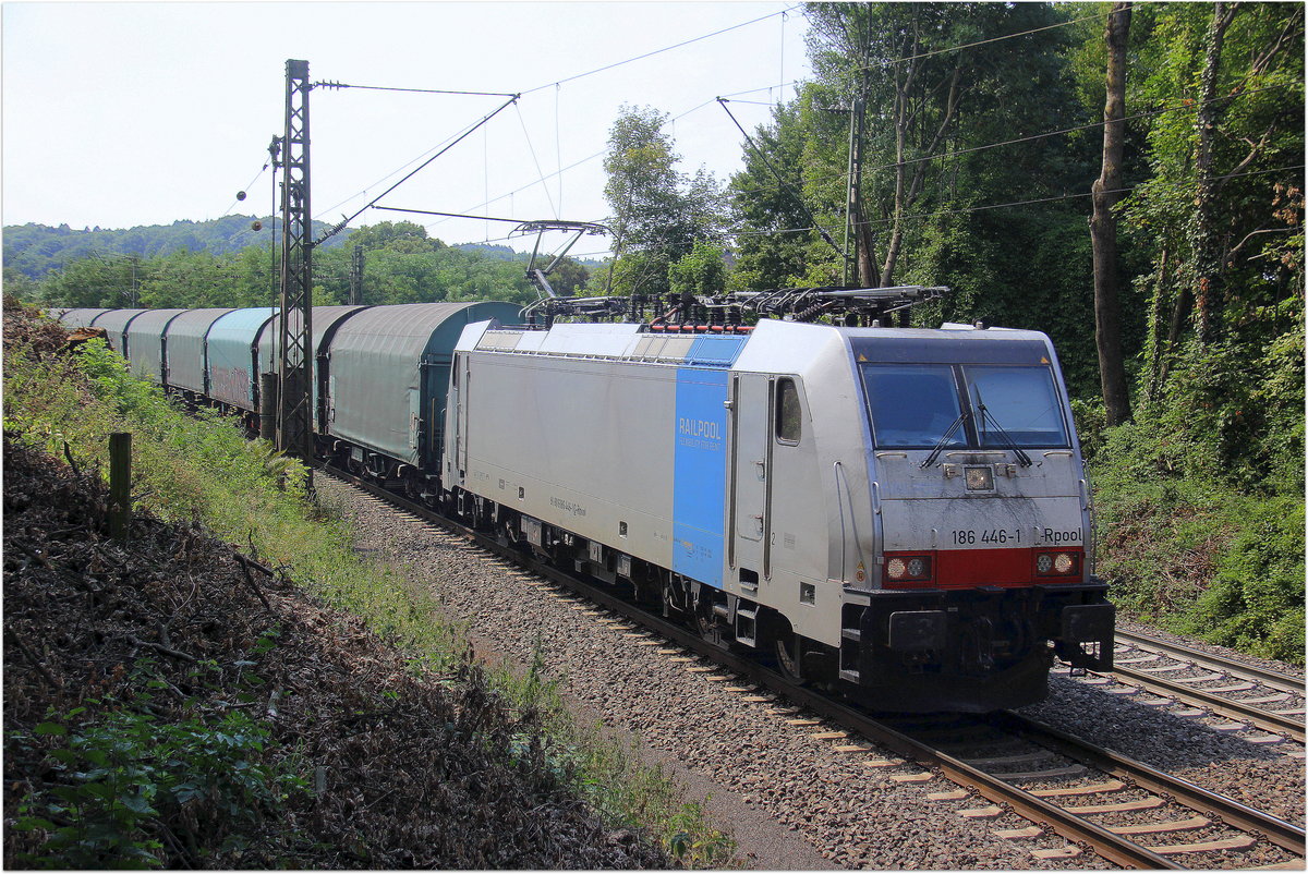 186 446-1 von Lineas/Railpool kommt die Gemmenicher-Rampe herunter nach Aachen-West mit einem Coilzug aus Kinkempois(B) nach Landshut(D). Aufgenommen an der Montzenroute am Gemmenicher-Weg. Bei Sommerwetter am Nachmittag vom 25.7.2018.