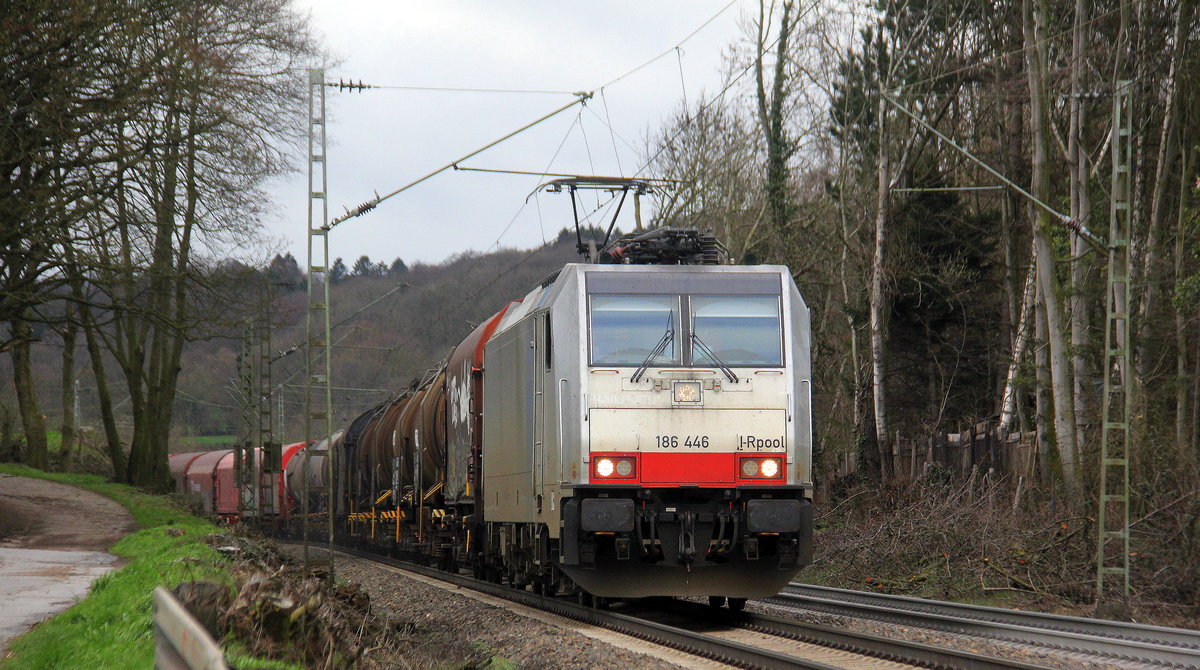 186 446-1 von Lineas/Railpool kommt die Gemmenicher-Rampe herunter nach Aachen-West mit einem gemischten Güterzug aus Antwerpen-Noord(B) nach Köln-Gremberg(D). 
Aufgenommen an der Montzenroute am Gemmenicher-Weg. 
Bei Regenwolken und Sturm am Nachmittag vom 16.3.2019.