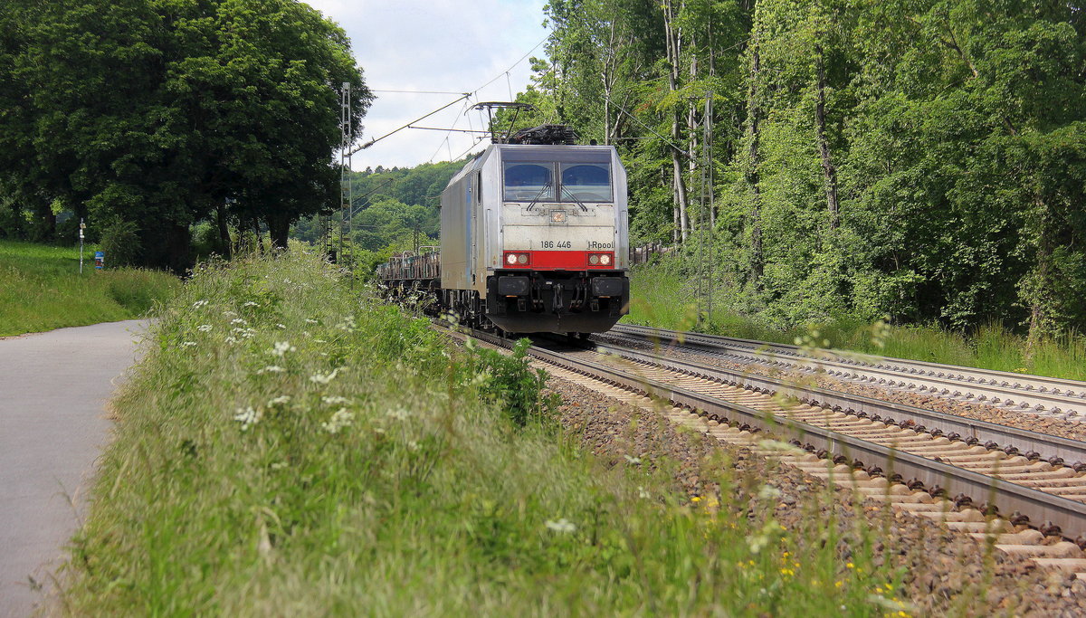 186 446-1 von Lineas/Railpool kommt die Gemmenicher-Rampe herunter nach Aachen-West mit einem Coilleerzug aus Kinkempois(B) nach Duisburg-Wedau(D). 
Aufgenommen an der Montzenroute am Gemmenicher-Weg.  
Bei Sommerwetter am Vormittag vom 31.5.2019.