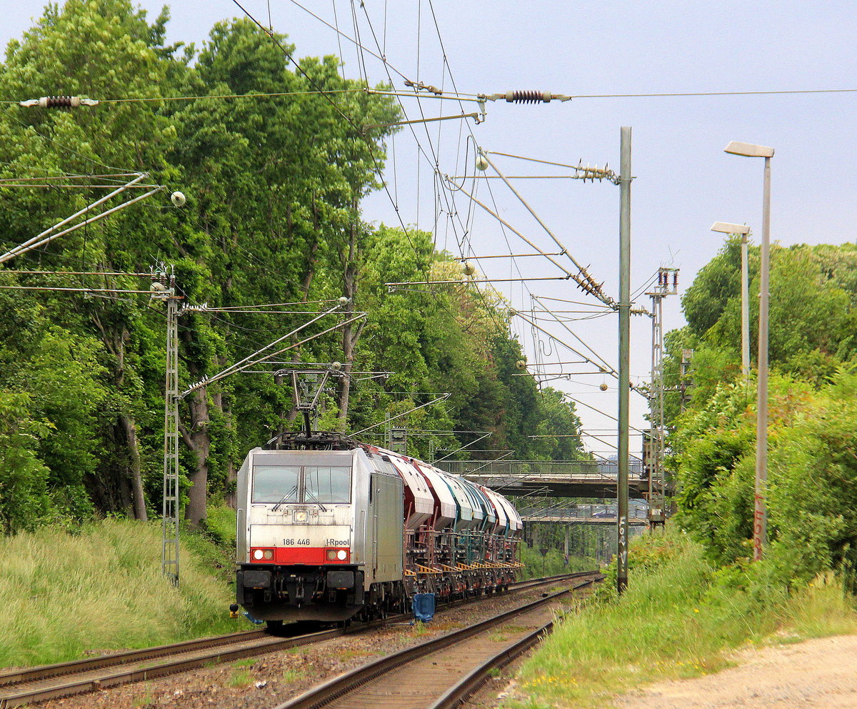 186 446-1 von Lineas/Railpool kommt die Kohlscheider-Rampe hoch aus Richtung Mönchengladbach,Herzogenrath mit einem Kalkleerzug aus Oberhausen-West(D) nach Hermalle-Huy(B) und fährt durch Kohlscheid in Richtung Richterich,Laurensberg,Aachen-West. 
Aufgenommen von Bahnsteig 1 in Kohlscheid.
Bei Sonne und Wolken am Nachmittag vom 30.5.2019.