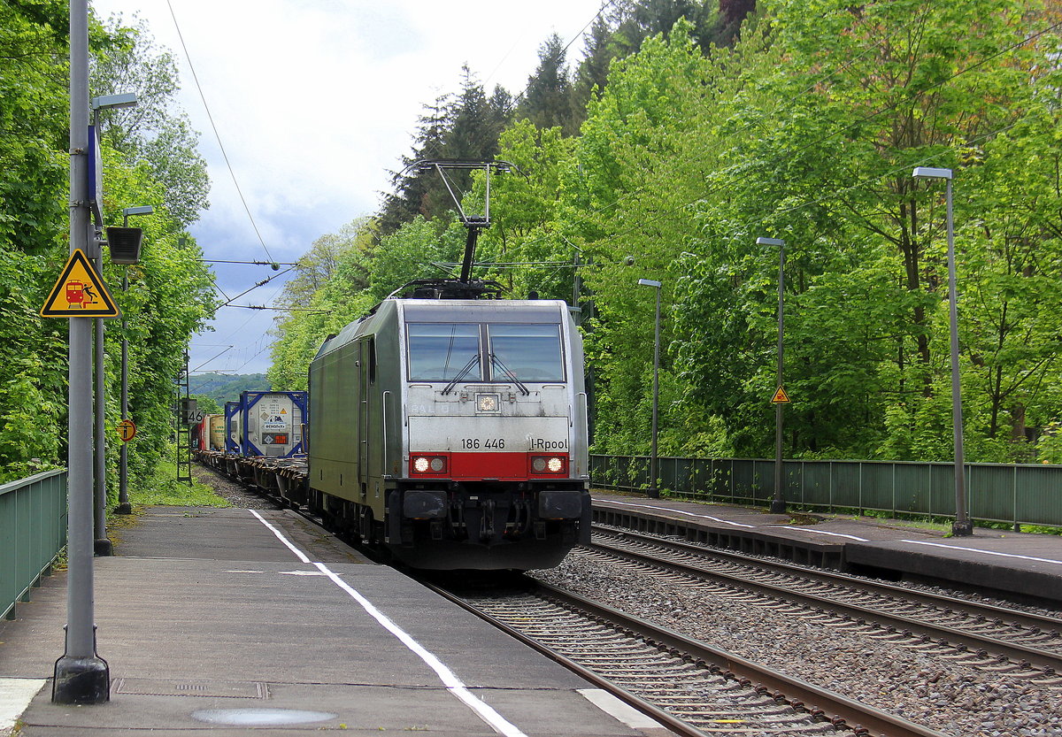 186 446-1 von Lineas/Railpool kommt mit einem gemischten Güterzug aus Wien-Freudenau-Hafen(A) nach Antwerpen-Noord(B) und kommt aus Richtung Koblenz und fährt durch Rolandseck in Richtung Bonn,Köln,Aachen. 
Aufgenommen vom Bahnsteig in Rolandseck.
Am Mittag vom 9.5.2019.