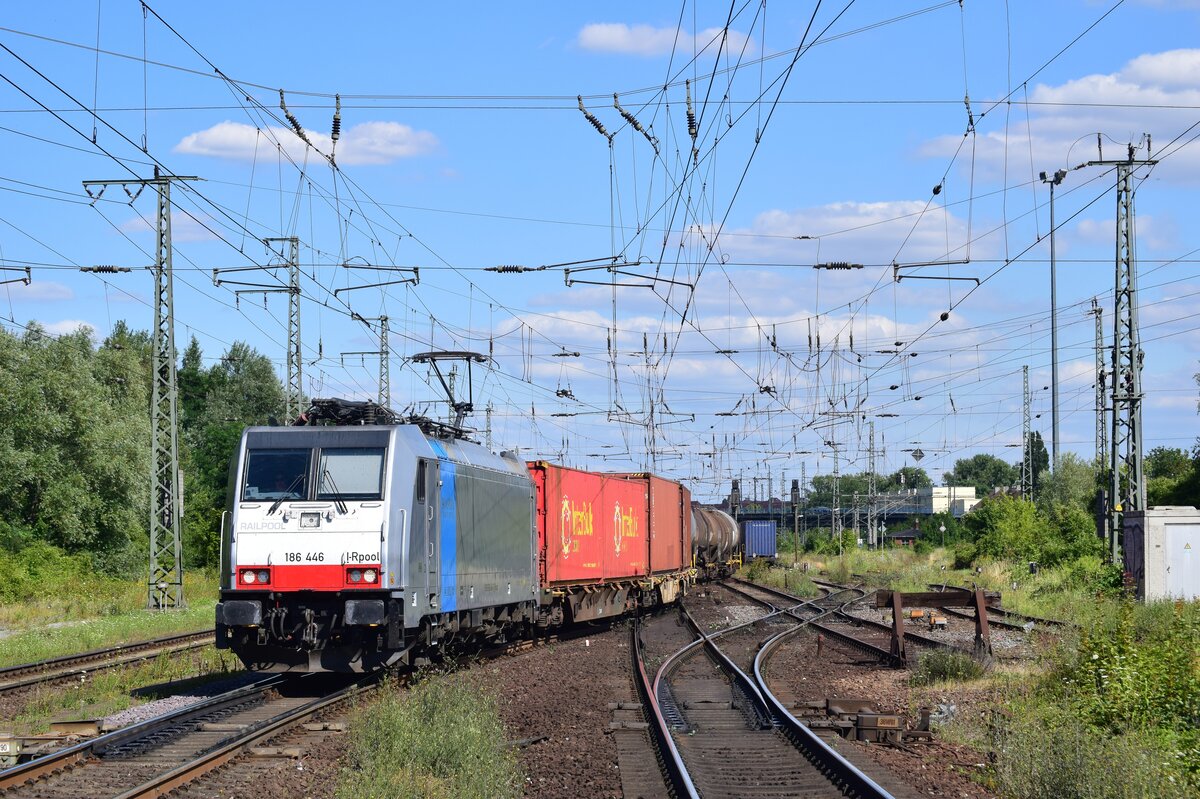 186 446 fährt mit einem gemischten Güterzug in Magdeburg Sudenburg aus in Richtung Helmstedt.

Magdeburg 23.07.2020