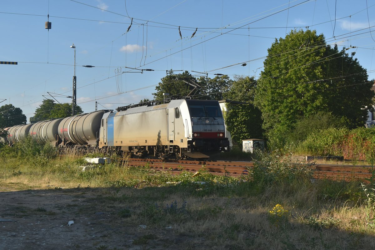 186 446 mit einem KEWAzug in Rheydt Hbf. Ausgebremst stand sie vorm Signal in Gleis 3 und kommt hier nun langsam gen Odenkirchen gefahren auf dem Weg gen Köln. 1.7.2019