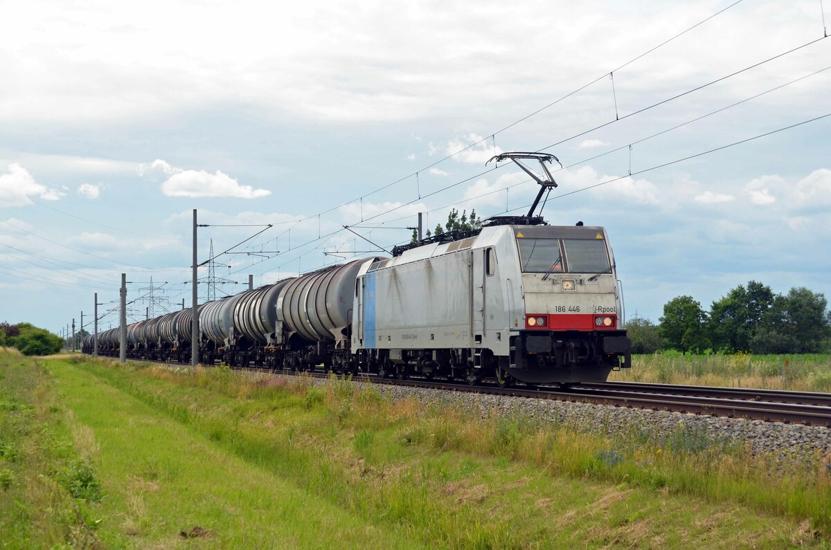 186 446 der Railpool schleppte am 06.07.21 für ihren Mieter Lineas einen Kesselwagenzug durch Braschwitz Richtung Magdeburg.