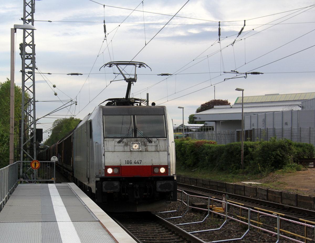 186 447-9 von Lineas/Railpool kommt als Umleiter mit einem gemischten Güterzug aus Köln-Gremberg(D) nach Antwerpen-Noord(B) und fährt durch Kohlscheid aus Richtung Herzogenrath und fährt die Kohlscheider-Rampe hoch nach Aachen-West. 
Aufgenommen von Bahnsteig 2  in Kohlscheid. 
Am 25.4.2019.